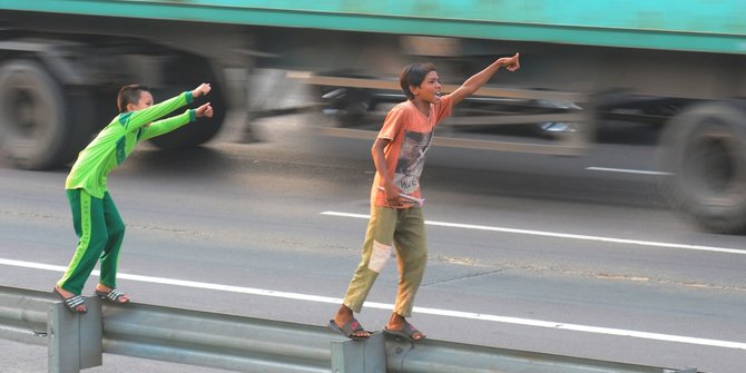 Demi Telolet, Anak-Anak Ini Nekat Mengancam Nyawa Main di Jalan Tol