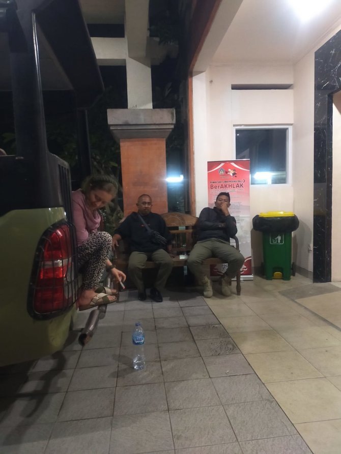 bule di bali telanjang bulat saat pementasan tari