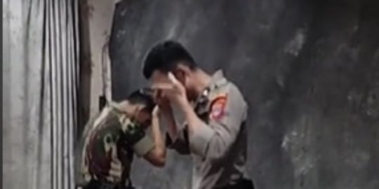 Momen Si Kembar Kopassus & Polisi Foto di Studio, Tingkah Keduanya jadi Sorotan