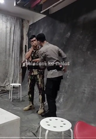 momen si kembar kopassus amp polisi foto di studio tingkah keduanya jadi sorotan