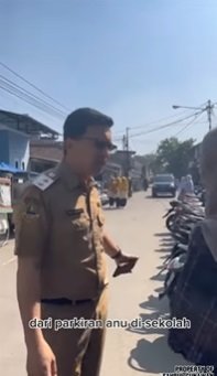 bahu jalan dipakai lahan parkir bikin macet sahrul gunawan geram dan turun tangan