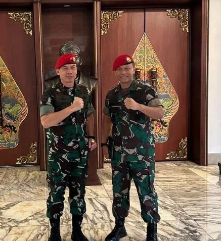 letkol wahyo berbaret merah pose kepalkan tangan bareng jenderal jenderal kopassus