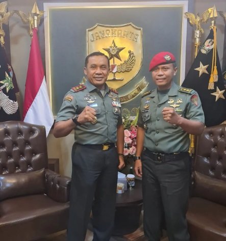 letkol wahyo berbaret merah pose kepalkan tangan bareng jenderal jenderal kopassus