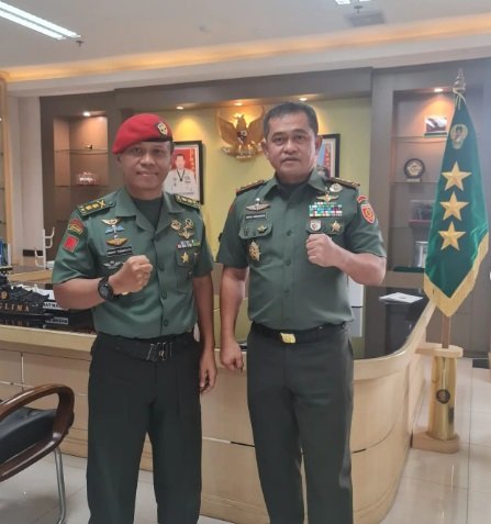 letkol wahyo berbaret merah pose kepalkan tangan bareng jenderal jenderal kopassus