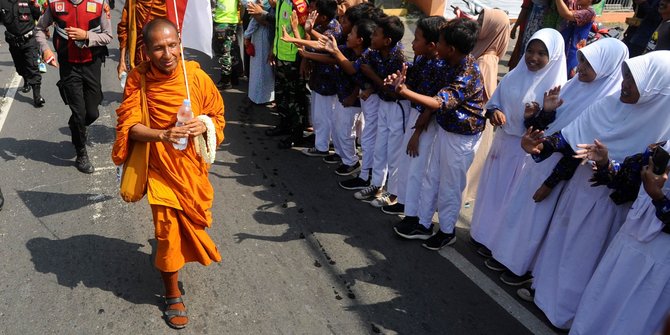Warga Pekalongan Sambut Perjalanan 32 Biksu Lintas Negara