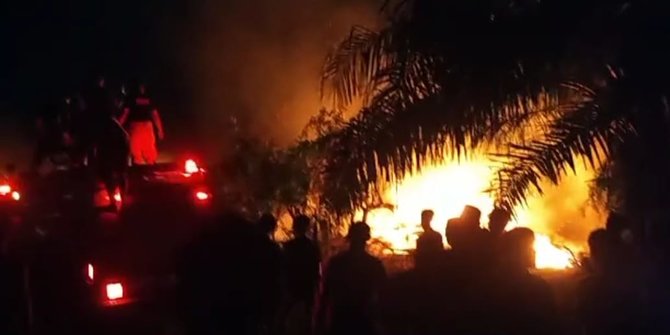 Puluhan Kios Pasar Ciawitali di Belakang Kantor Pemadam Kebakaran Garut Terbakar