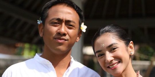 Rayakan Anniv ke-6, Ini Potret Fanny Ghassani 'Suara Hari Istri' dan Suami