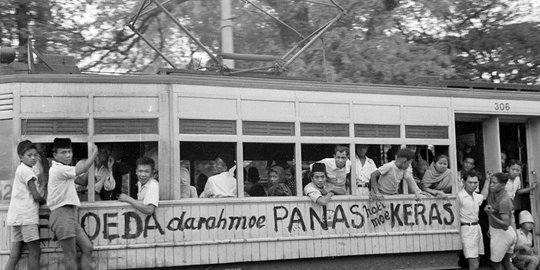 Potret Lawas Penumpang Trem Listrik Jakarta di Tahun 1945, Banyak Coretan Kemerdekaan