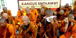 Wujud Toleransi Umat Beragama, Para Biksu Menginap di Kanzus Sholawat Habib Lutfi