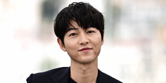 Gaya Song Joong-Ki Curi Perhatian di Festival Film Cannes