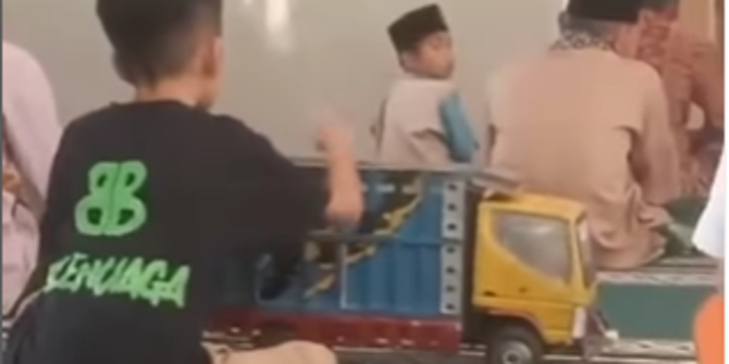 Mobil 'Truk' Nerobos Masuk Masjid, Jemaah Tak Menghindar Justru Begini Reaksinya