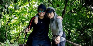 Olla Ramlan Jalan-jalan ke Curug Ditemani Putranya, Netizen Salfok ke Body Goalsnya