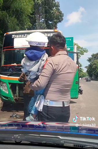 turuti keinginan anak bapak ini nekat cegat mobil patroli polisi di pingir jalan