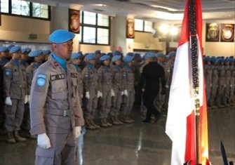 tak cuma komandan pasukan hut ri di istana polisi penjual pecel ayam juga pasukan pbb