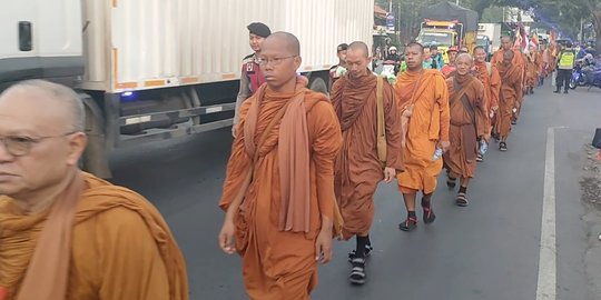 Tiba Di Batang 32 Biksu Berjalan Kaki Dari Thailand Disambut Warga Dan