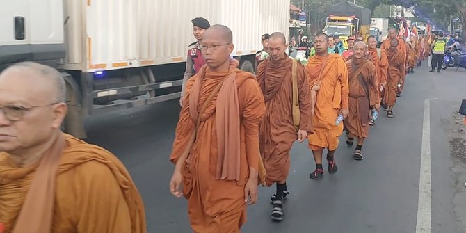 Tiba di Batang, 32 Biksu Berjalan Kaki dari Thailand Disambut Warga dan Dijamu Bupati
