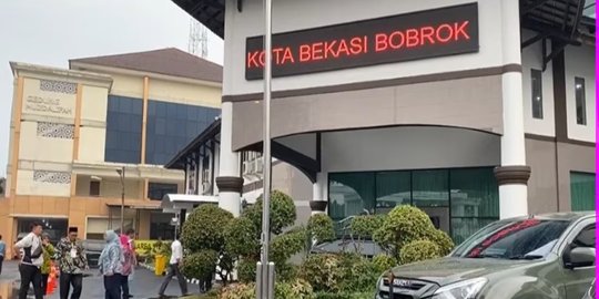 Running Teks 'Plt Walkot Bekasi Bobrok' juga Muncul di RSUD Bantargebang