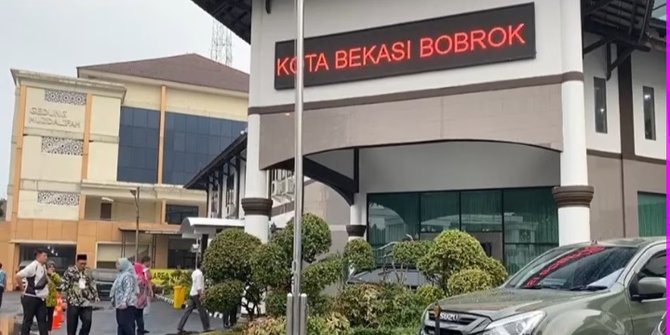 Running Teks 'Plt Walkot Bekasi Bobrok' juga Muncul di RSUD Bantargebang