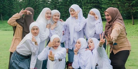 6 Potret Ririe Fairus dan Sahabat Kompak Pakai Seragam SMA, Netizen 'Masih Cocok'