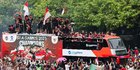 CEK FAKTA: Hoaks Baliho 'Anies Presiden' Terpasang di Bus saat Konvoi Timnas U22