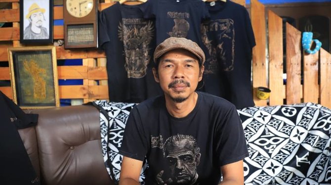 pelukis kaos pakai cairan pemutih di tangerang