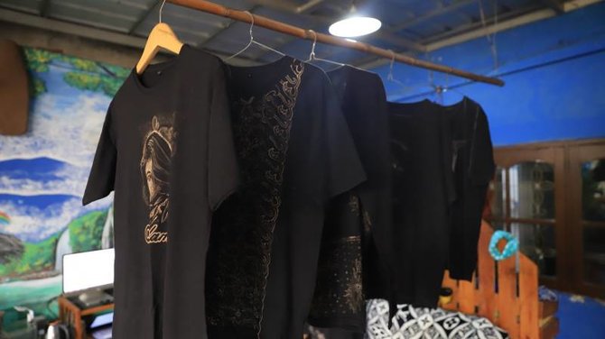 pelukis kaos pakai cairan pemutih di tangerang