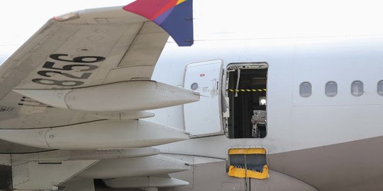 Momen Horor Pintu Pesawat Asiana Airline Dibuka Penumpang Saat Terbang