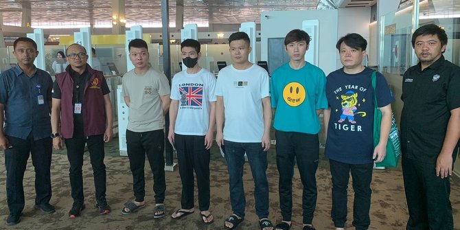 Dikawal Bareskrim Polri, 52 WN China Sindikat Penipuan Online Dideportasi