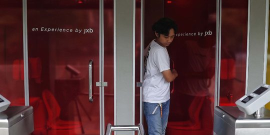 Menjajal Toilet Transparan ala Jepang di Jalan Sudirman