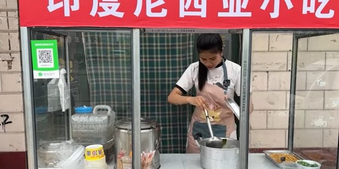 Wanita Ini Jualan Soto Bandung & Teh Manis di China Laris Manis, Ini Potretnya