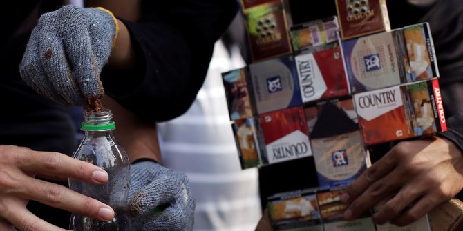 Aksi Pungut Puntung Rokok di Hari Tanpa Tembakau Sedunia di Jakarta