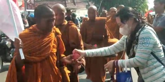 Rela Terbang ke Semarang Demi Sedekah kepada Biksu