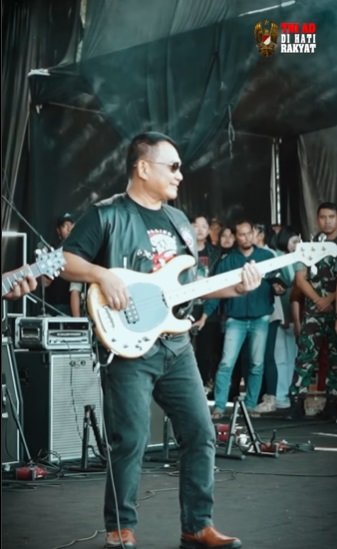 aksi 039rocker039 jenderal bintang 4 tni main bass bikin calon perwira ad histeris