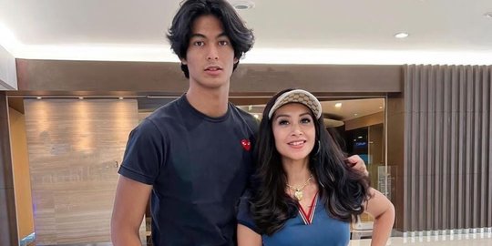 Diah Permatasari Jalan-Jalan sama Anaknya yang Ganteng 'Berasa sama Pacar'