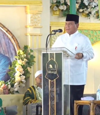 momen prabowo subianto geser podium di depan para ulama aksinya langsung disorot