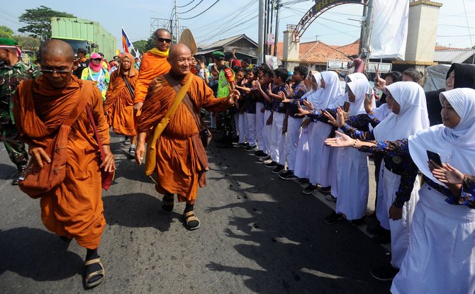 warga pekalongan menyambut penjalanan biksu menuju candi borobudur