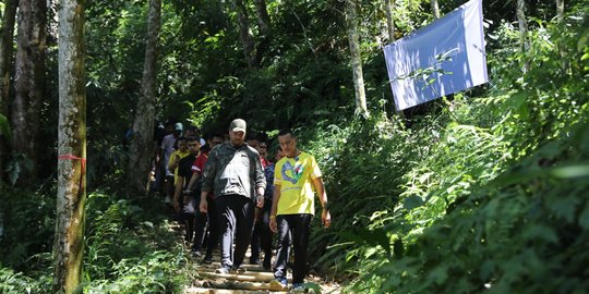 Dito Ariotedjo Jadi Menpora Pertama Jajal Trek Bukit Lawang, Intip Keseruannya