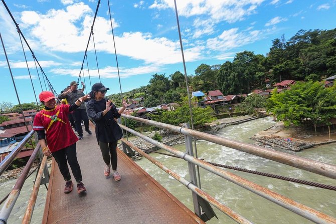 momen musa rajekshah dan menpora dito mengunjungi hutan bukit lawang