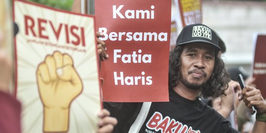 Aksi Massa Geruduk PN Jaktim Tuntut Pembebasan Haris-Fatia