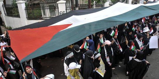 Aksi Solidaritas untuk Palestina, Massa Bentangkan Bendera Raksasa di Kedubes