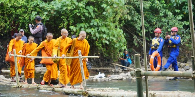 Singgah di Vihara 2500 Jayanti, Para Biksu Lewati Turunan Tajam dan Seberangi Sungai