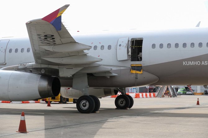 pesawat asiana airlines dibuka pintunya saat terbang