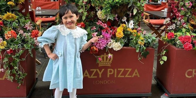 Cantik! 7 Potret Khalisa Anak Kartika Putri Berpose Bak Model Cilik saat di London