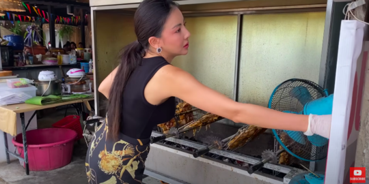 Cantik Kebangetan, Dikira Model Wanita Thailand ini Ternyata Chef Street Food
