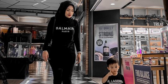 6 Potret Lucu Adzam Anak Nathalie Holscher Sudah Bisa Pose di Depan Kamera, Gemesin!