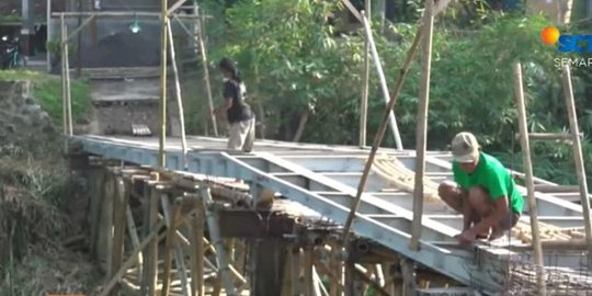 Tak Dapat Bantuan Pemerintah, Warga di Kudus Bangun Jembatan Secara Swadaya