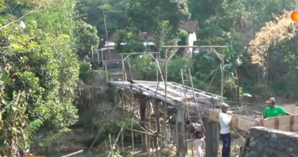 warga desa di kudus bangun jembatan secara swadaya