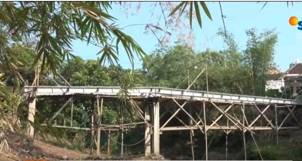 warga desa di kudus bangun jembatan secara swadaya