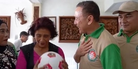 Pertemuan Seru Jenderal Polisi & Susi Pudjiastuti, Eks Menteri Girang Dibawakan Bola