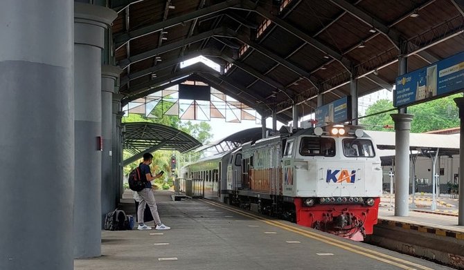 ka jayabaya tiba di stasiun gubeng surabaya dari stasiun malang